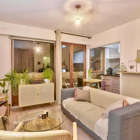 Cozy Studio With Small Balcony For 2 In Montmartre