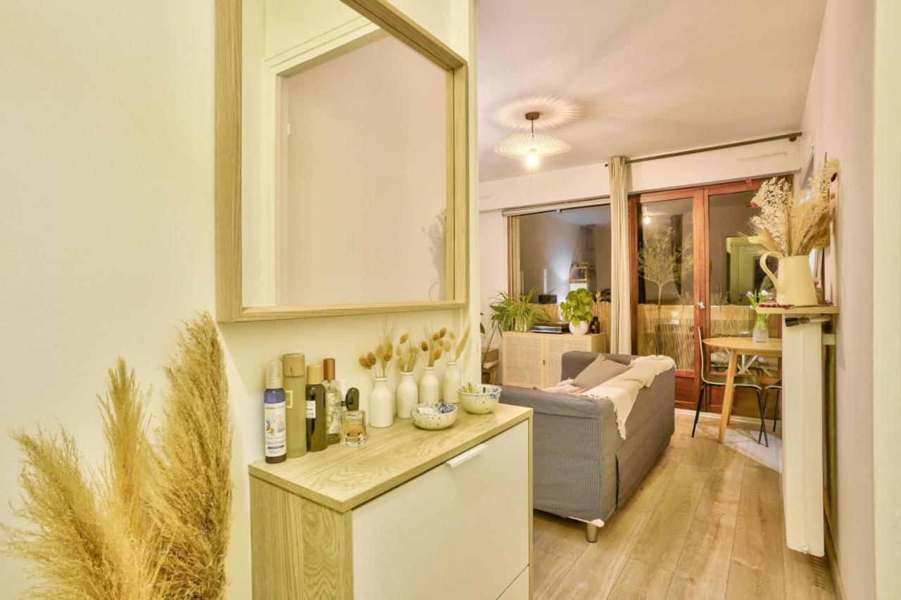 Cozy Studio With Small Balcony For 2 In Montmartre
